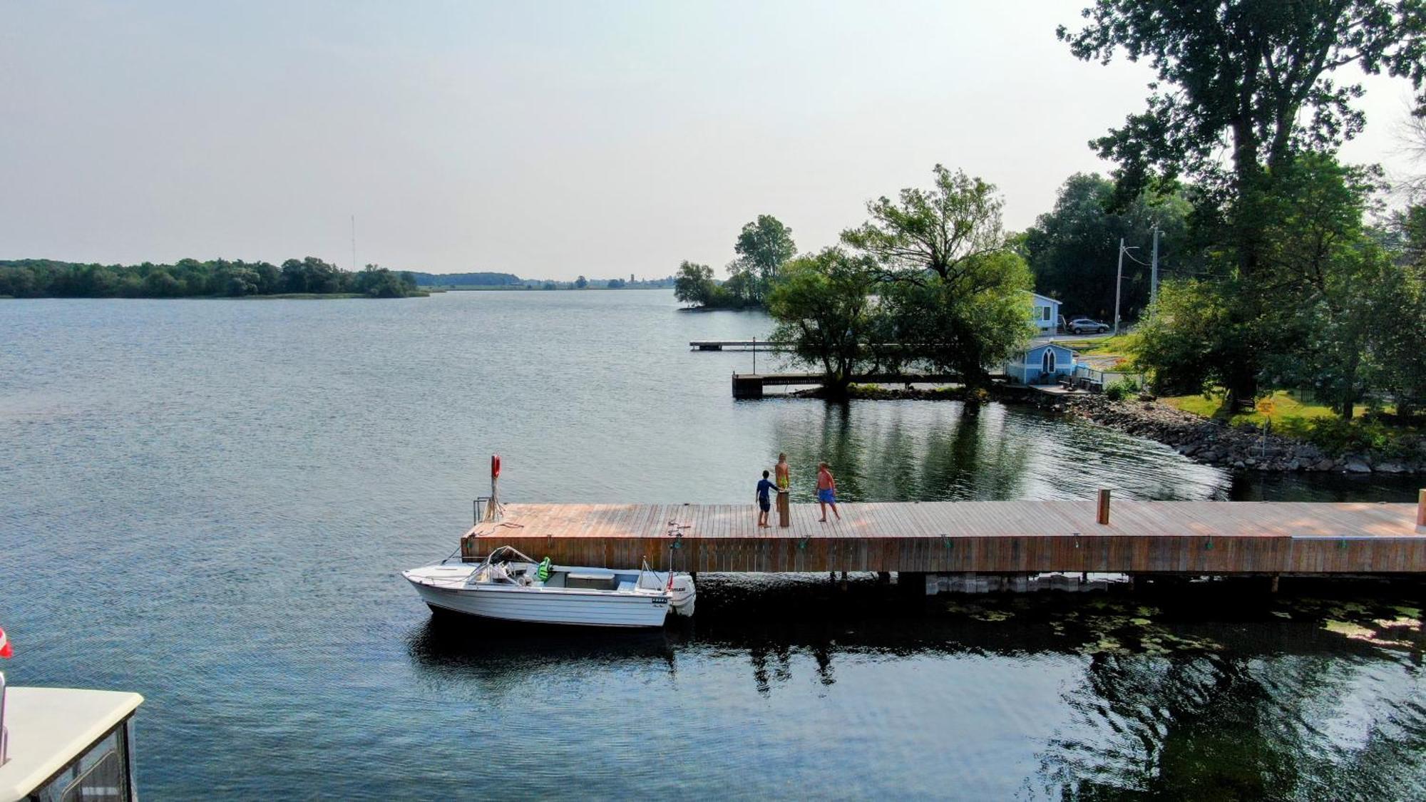 Hotel Wolfe Island Marysville Exterior foto
